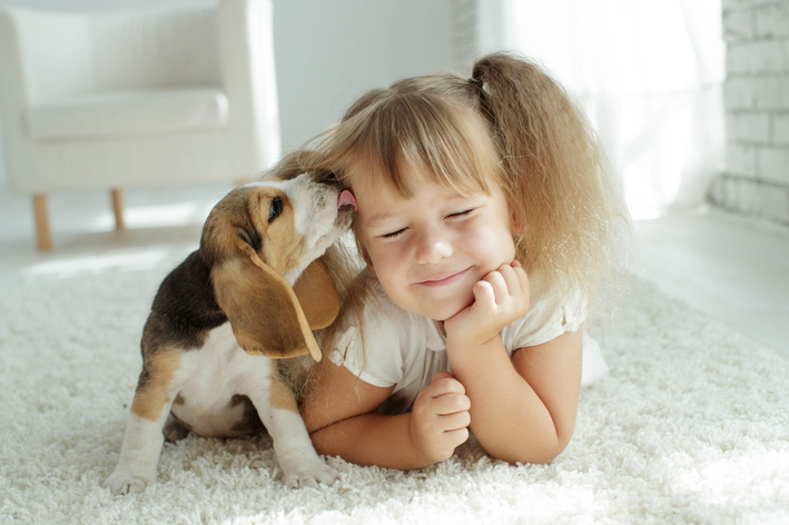 criança e cachorro