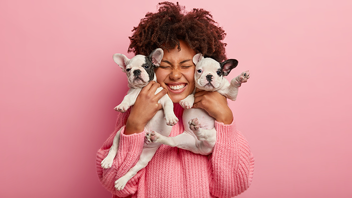 mulher abraçando dois cães