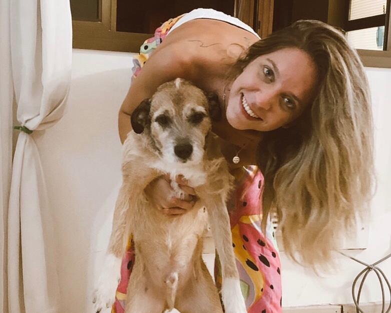 Paola abraça Stevie, seu cachorro cego