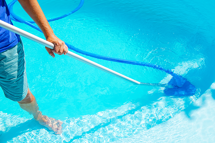 Aspirar o fundo da piscina