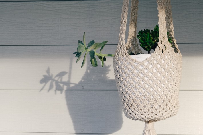 vasos suspenso com suculenta em bolsa de macrame