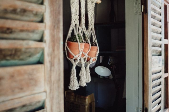 vasos suspensos em corda de macrame branca