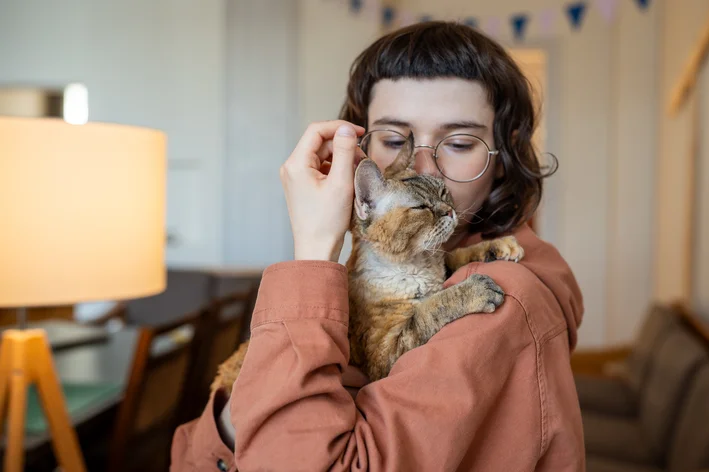 Como cuidar de gatos com síndromes genéticas
