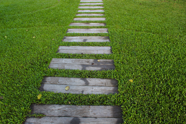 Como fazer caminho de jardim com tijolos