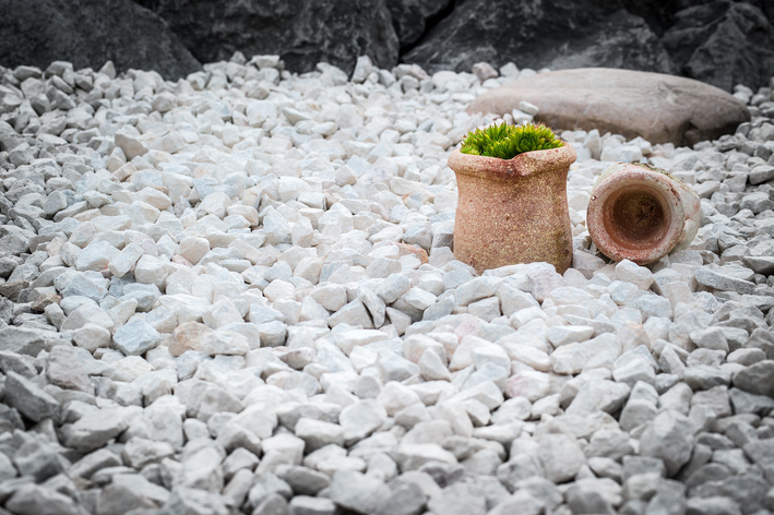 Como pintar pedra brita para jardim