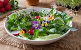 salada com flores comestíveis