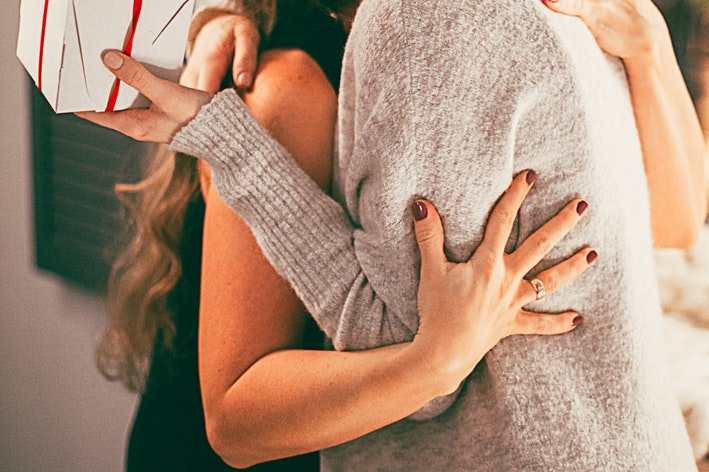 mulher recebendo presente de dia das mães