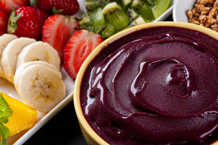 tigela de açaí com frutas