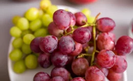 frutas uvas de inverno sobre a mesa