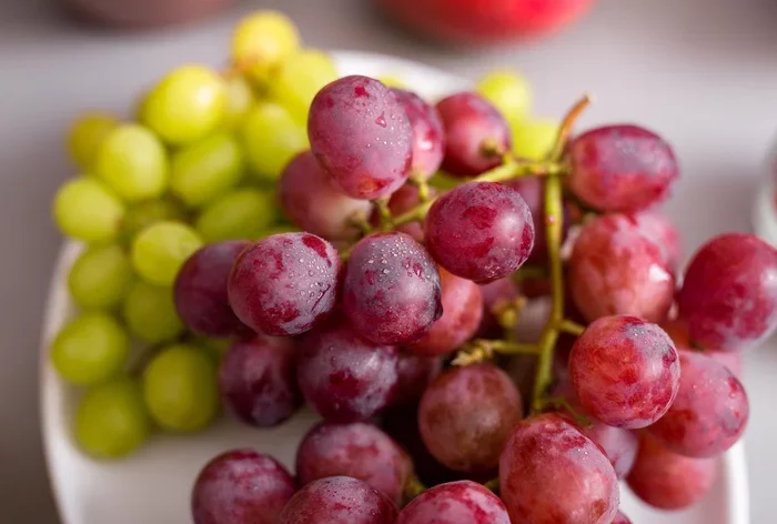 frutas uvas de inverno sobre a mesa