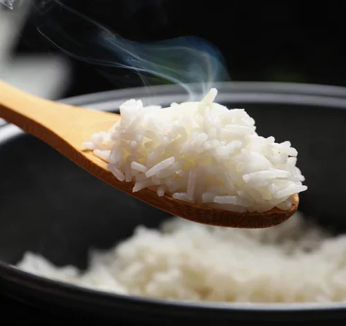 colher de pau com arroz