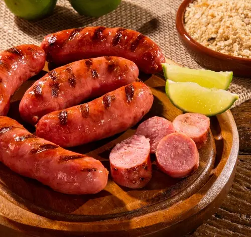 pedaço de linguiça com limão em tábua