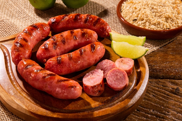 pedaço de linguiça com limão em tábua