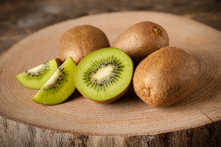 fruta kiwi cortado em pedaços