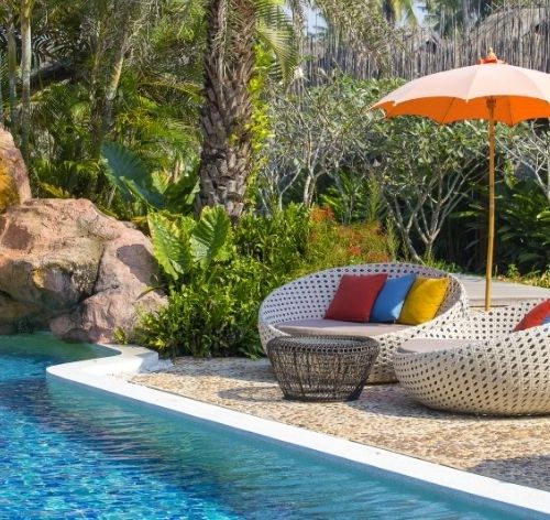 decoração de piscina com uma cascata