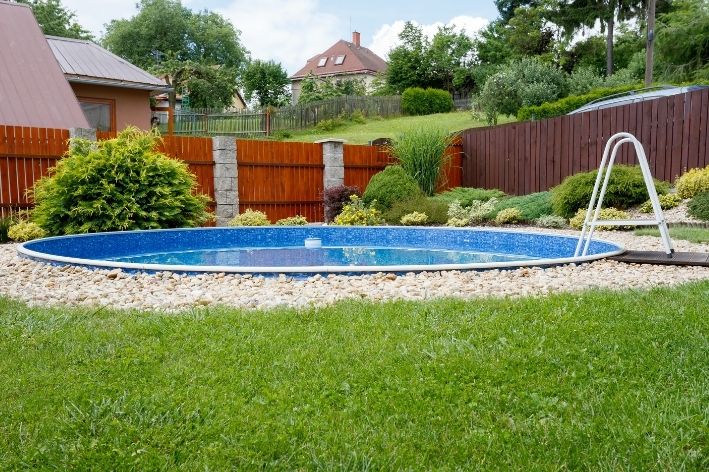 decoração de piscina com pedras ao redor