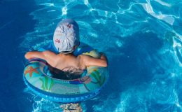 criança nadando na piscina