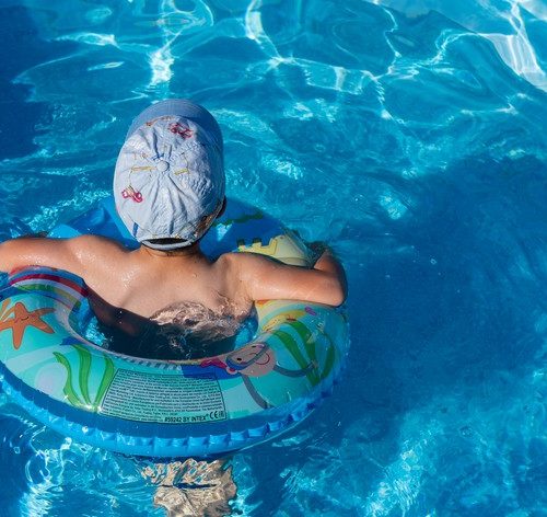 criança nadando na piscina