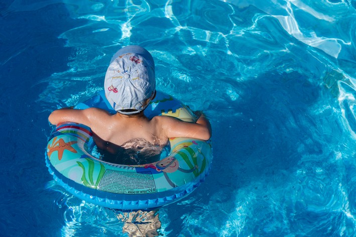 criança nadando na piscina