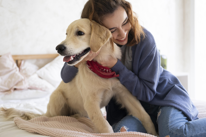 mulher fazendo cócegas no cachorro