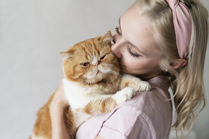 mulher abraçando gato