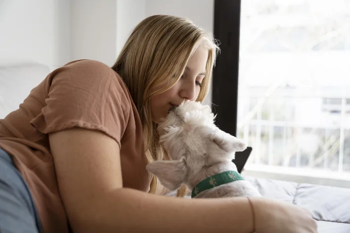 cachorro gosta de beijo de mulher  boca