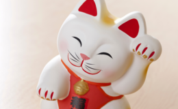 boneco de maneki neko