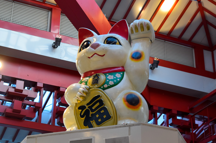 maneki neko em formato de estátua