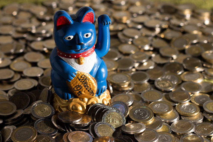 maneki neko rodeado por moedas