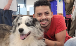 homem segurando um cão durante janeiro branco