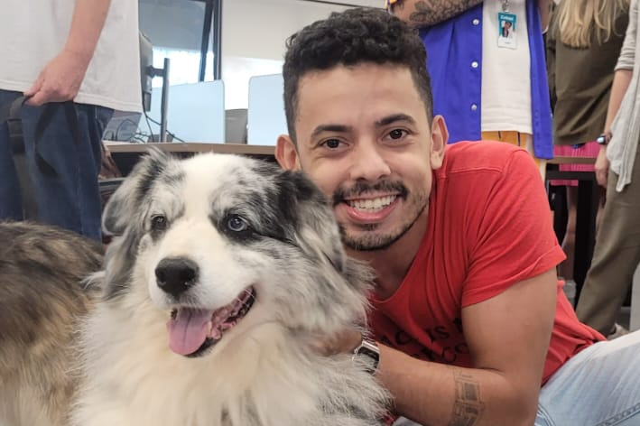 homem segurando um cão durante janeiro branco