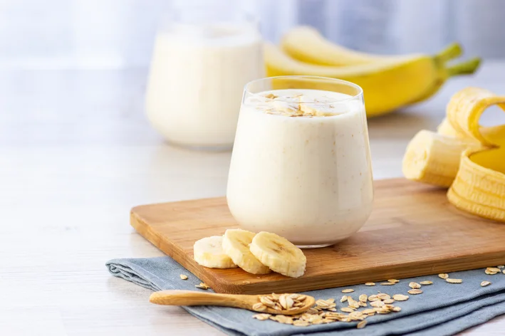 frasco com leite, banana e cereais