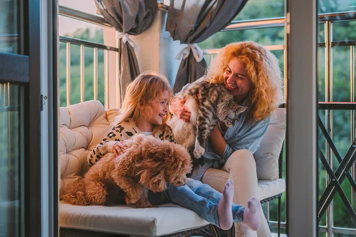 família reunida com cão e gato