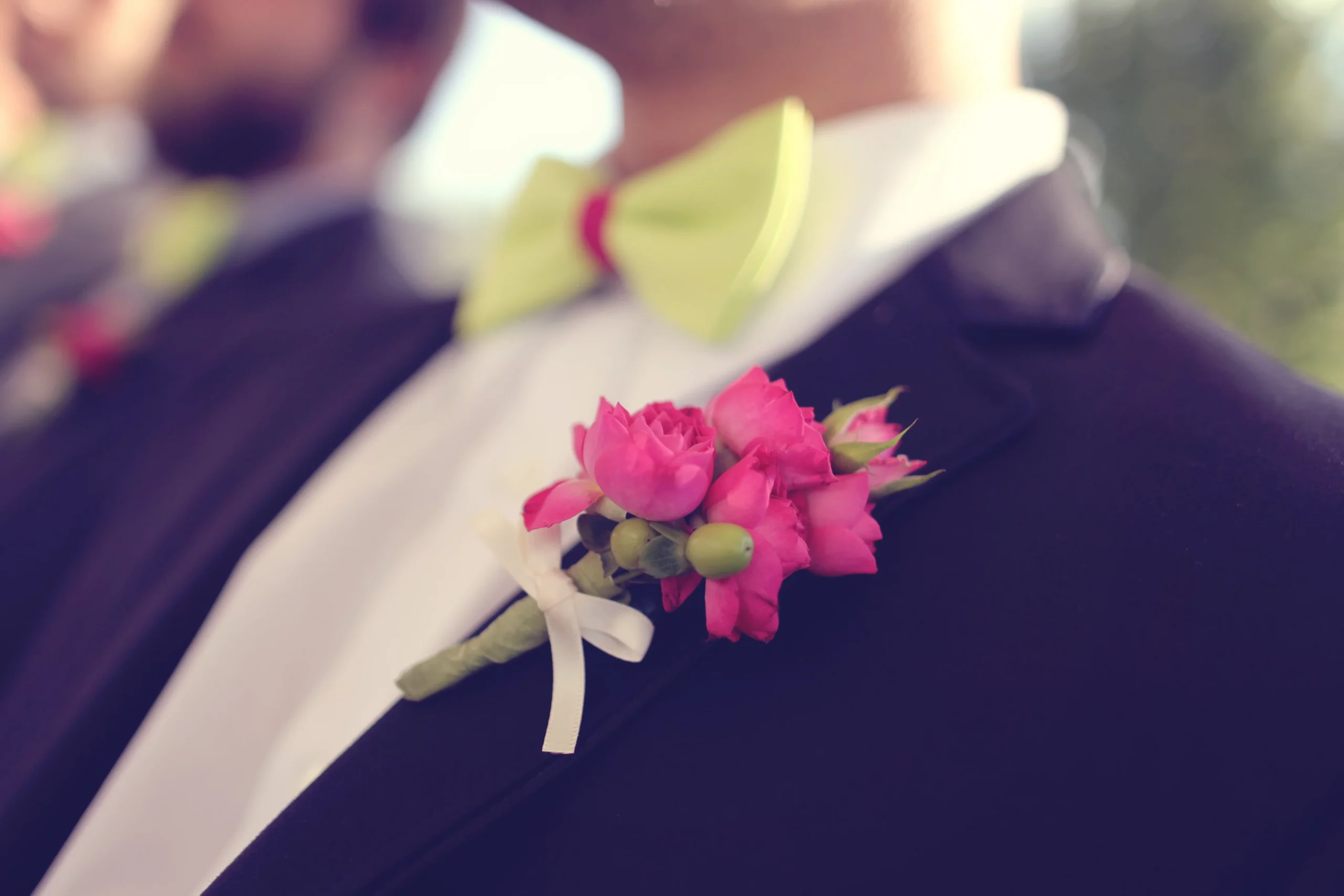 terno azul com lapela floral de mini rosas