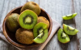 cesta com frutas de kiwi