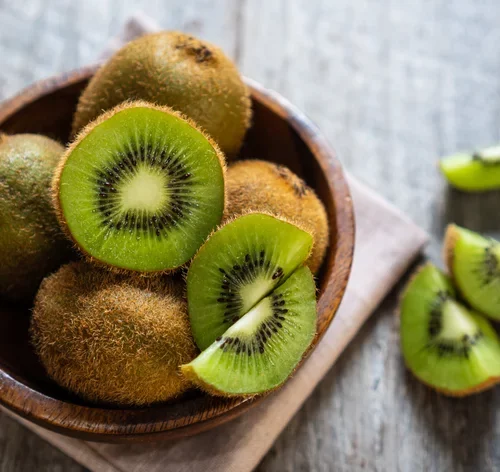 cesta com frutas de kiwi
