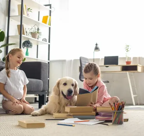 Cachorro brincando com crianças