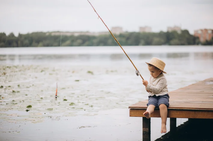 menino pescando peixe