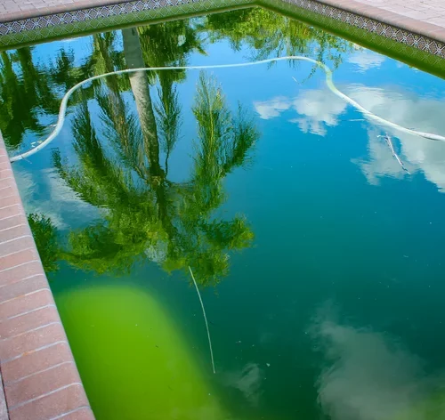 água da piscina turva