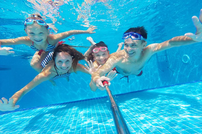 família na piscina