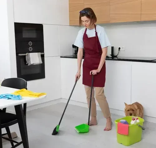 mulher usando eliminador-de-odores-desinfetante-para-cachorro