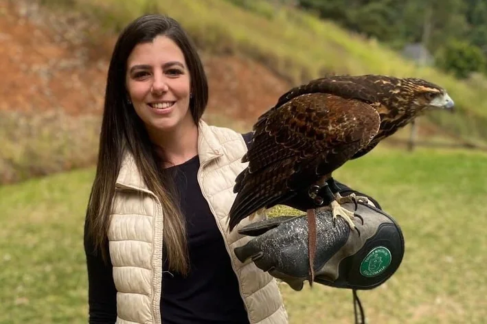 mulher praticando falcoaria