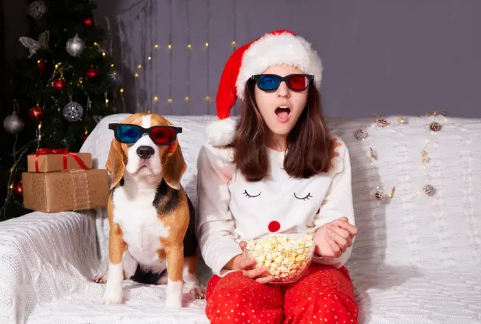 cão e tutora brincando de quiz-filme-de-natal-com-cachorro