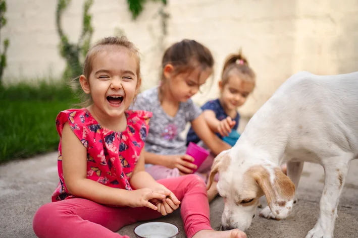 Crianças com cachorro