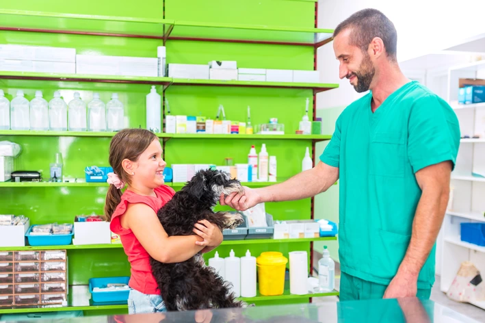 Pessoa comprando um remédio para carrapato em cachorro.