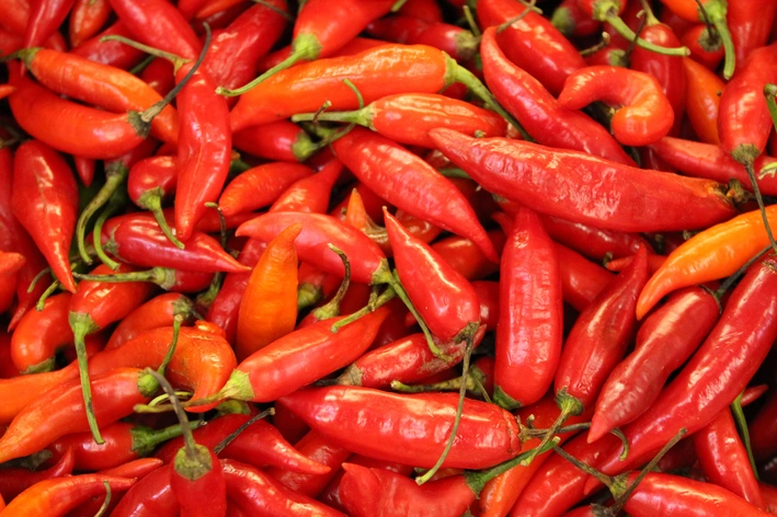 Imagem de pimenta vermelha, variedade de pimentas pequenas e ardidas, ideal para receitas apimentadas.