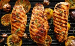 três filés de frango assado