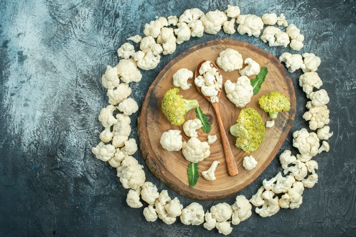 Bandeja de madeira com vários pedaços de couve-flor