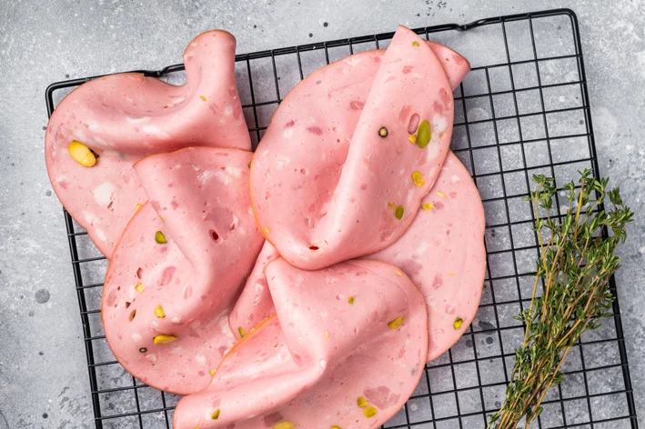 Fatias de mortadela em uma bandeja